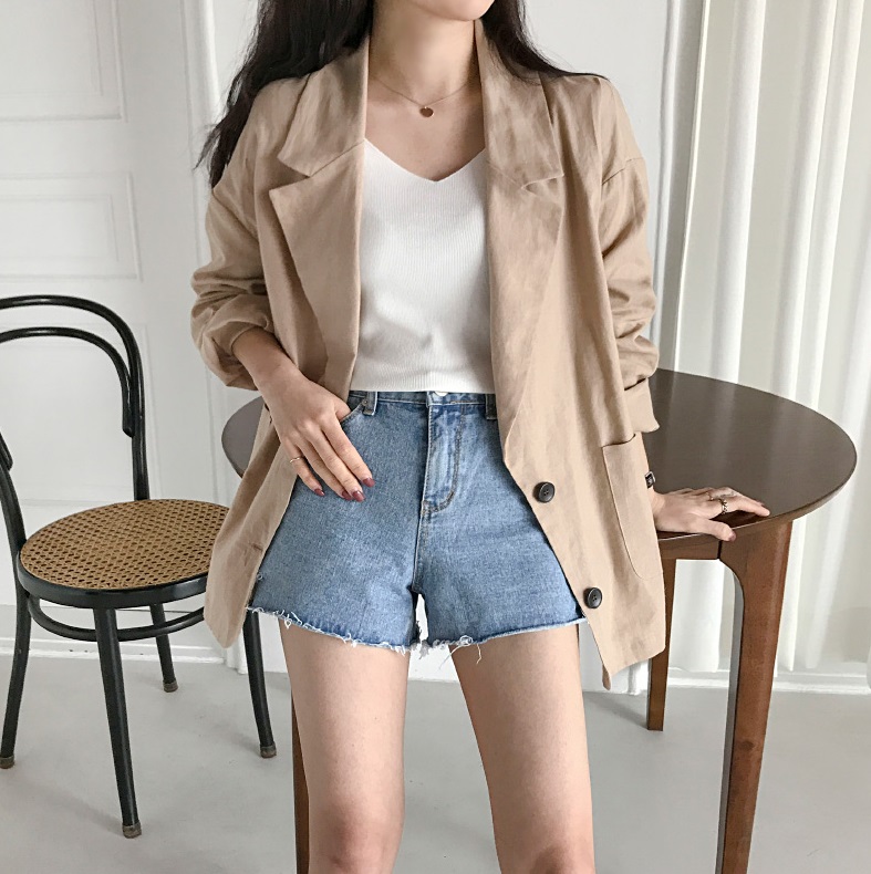白色T-Shirt一年四季都適合,好搭、好穿,不用任何技巧,怎麼配都可以發揮他最大的價值,重點是白色T-Shirt價格便宜,就算穿髒了也不會捨不得丟啊~