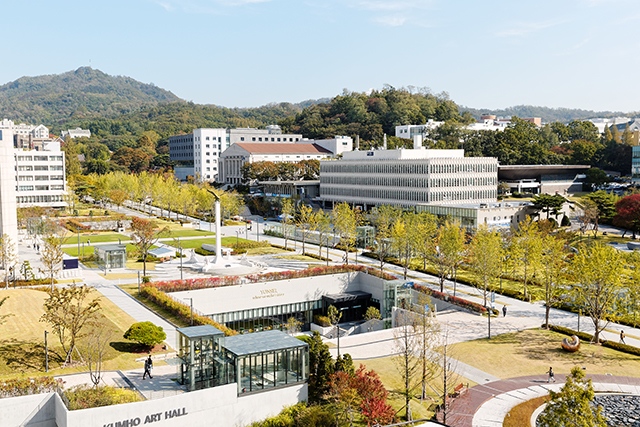 由於涉及性醜聞的延世大學文學院A教授在過去一年沒有道歉,學生因而發起聯合行動。由上個月30日開始,他的研究室前貼滿'道歉'、'很懷疑你的人格'、'滾開'等的Post-it便條紙。