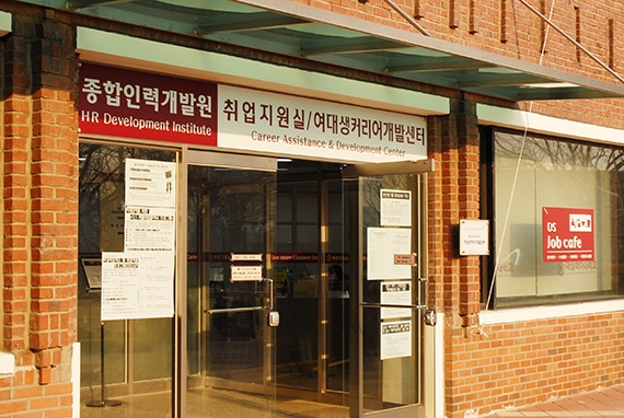 其中一名B教授被指出威脅學生如果不就範,會令他們難以在社會和研究院立足,更有另一名學生指出7年前被另一名C教授性侵犯。