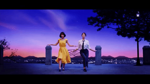 新歌《What is Love?》不僅有中毒性,旋律舒服且容易入耳,這次TWICE成員們扮演不少電影經典角色,粉絲們一起來猜猜看有哪些吧~