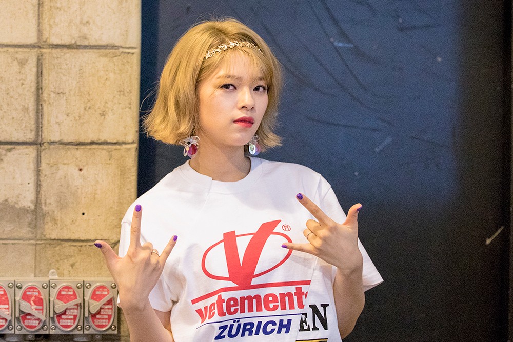 TWICE扮演不少電影經典角色,不過其中最吸睛的莫過於成員扮男裝的樣子,日前成員們也在廣播電台中提到了此事,出道以來都維持短髮的定延表示扮男裝並不覺得尷尬!