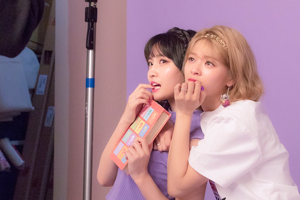 目前正以四月回歸為目標的TWICE,平常成員們除了會開直播和粉絲互動之外,也會在instagram貼出照片和粉絲分享,最常貼出照片的成員是彩瑛!