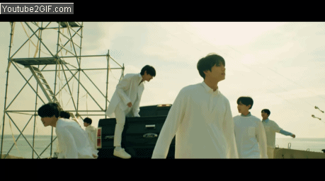 而繼上次《LOVE YOURSELF 承 'Her'》專輯之後,在四月初釋出的 <'Euphoria : Theme of LOVE YOURSELF 起 Wonder'>影片,預告防彈即將回歸的消息,而影片中也有網友發現有趣的畫面,就是V因為怕高而狼狽爬下車的畫面啦XD