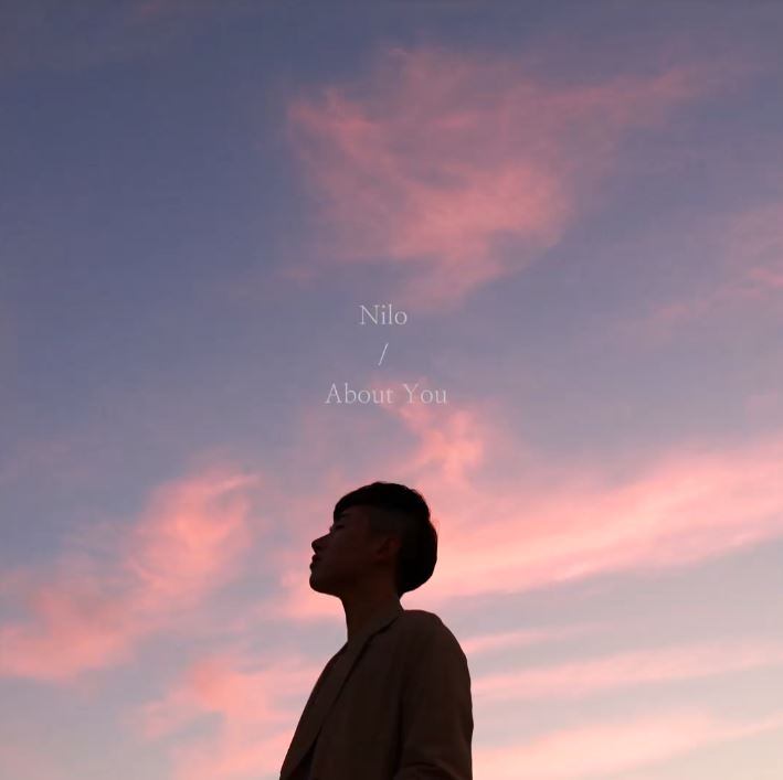 他就是歌手Nilo,而突然上升到音源榜一位的歌曲<지나오다>已是去年十月底發表的歌曲,為什麼在六個月後突然名次驟升,讓很多網友懷疑是音源造假,更有人懷疑是利用音源工廠刷音源,各式各樣的說法在網路上吵得沸沸揚揚...