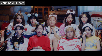 TWICE這回以《What is love》再度出擊,不只首週銷量再次寫下破十萬的好成績,每回MV角色扮演都引起話題的TWICE,這次也不例外,化身電影人物顏值依舊驚豔四方