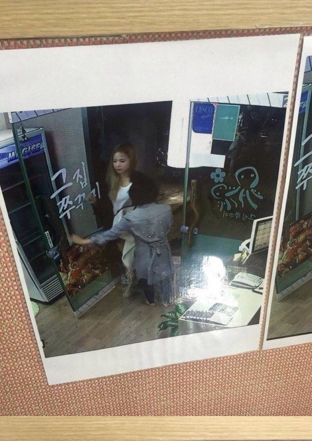 不過等到店員想起來,成員也早就已經離開店裡了,到底要怎麼做才能確定她們就是當紅的EXID呢?店員們想到了一個超爆笑的方法…,那就是調閱監視器,最後不僅透過監視器畫面確定成員們真的來過店裡