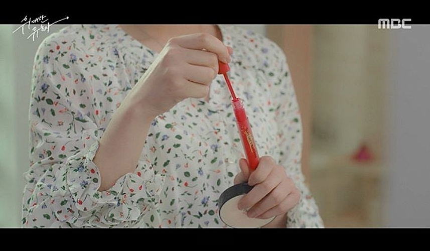 另外其中一幕眼尖的偽少女也看到了JOY用的氣墊,就是ETUDE HOUSE的長效待肌超持妝氣墊粉餅,主打超級長效的持妝效果!