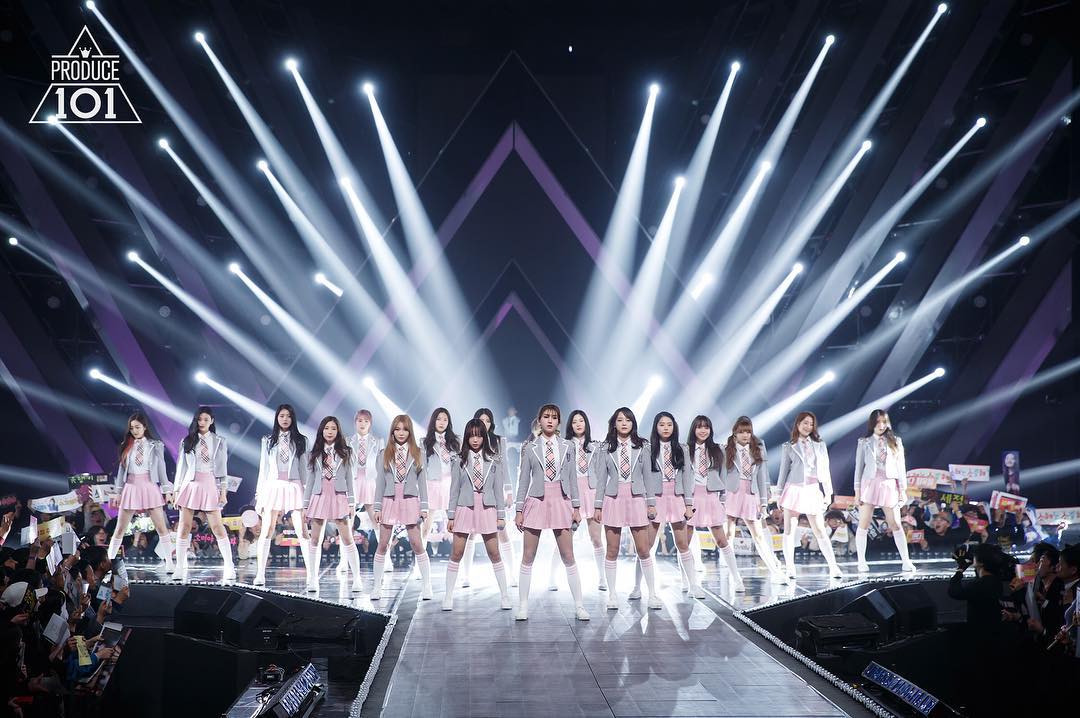 《PRODUCE 101》是Mnet在2016年推出的韓國第一個「經紀公司大型企劃女團」新女團選秀節目,以101名來自不同經紀公司的女練習生作為主角,在節目中同吃同住、完成各種任務,最後獲選的11名成員組成一個團體出道