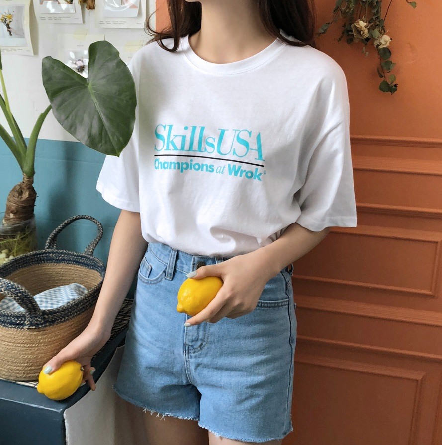 #星期一「T-Shirt+牛仔單品」:
憂鬱的星期一,想必一定不想花費腦力在穿搭上,這時就選擇最簡單的T-Shirt+牛仔單品來搭配吧!這個方法簡單又不會出錯,就算不買新衣服也能從衣櫃裡面拿出來配啊!