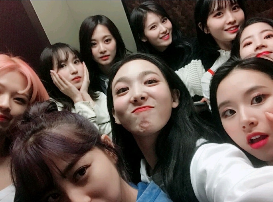 TWICE除了在4月發行新專輯之外,5月也將開始第二次巡迴演唱會《TWICELAND ZONE 2 : Fantasy Park》,滿滿的活動讓粉絲忍不住大喊 : 簡直就是擺明了要搶劫大家的腎(笑XDDD)
