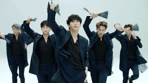 TOP5 VIXX
VIXX絕對是近幾年來韓國男團中特色鮮明的代表之一,不只成員們要臉蛋有臉蛋,各個都是模特兒的身材就不用多說了,雖然剛出道時團體的特色還沒有很清楚,不過直到<On and On>的吸血鬼概念造型,成功讓VIXX受到關注之外,也塑造了屬於VIXX的團體形象,之後走的路線也環繞在性感與男性美的概念裡,成為辨識度極高的男團之一!