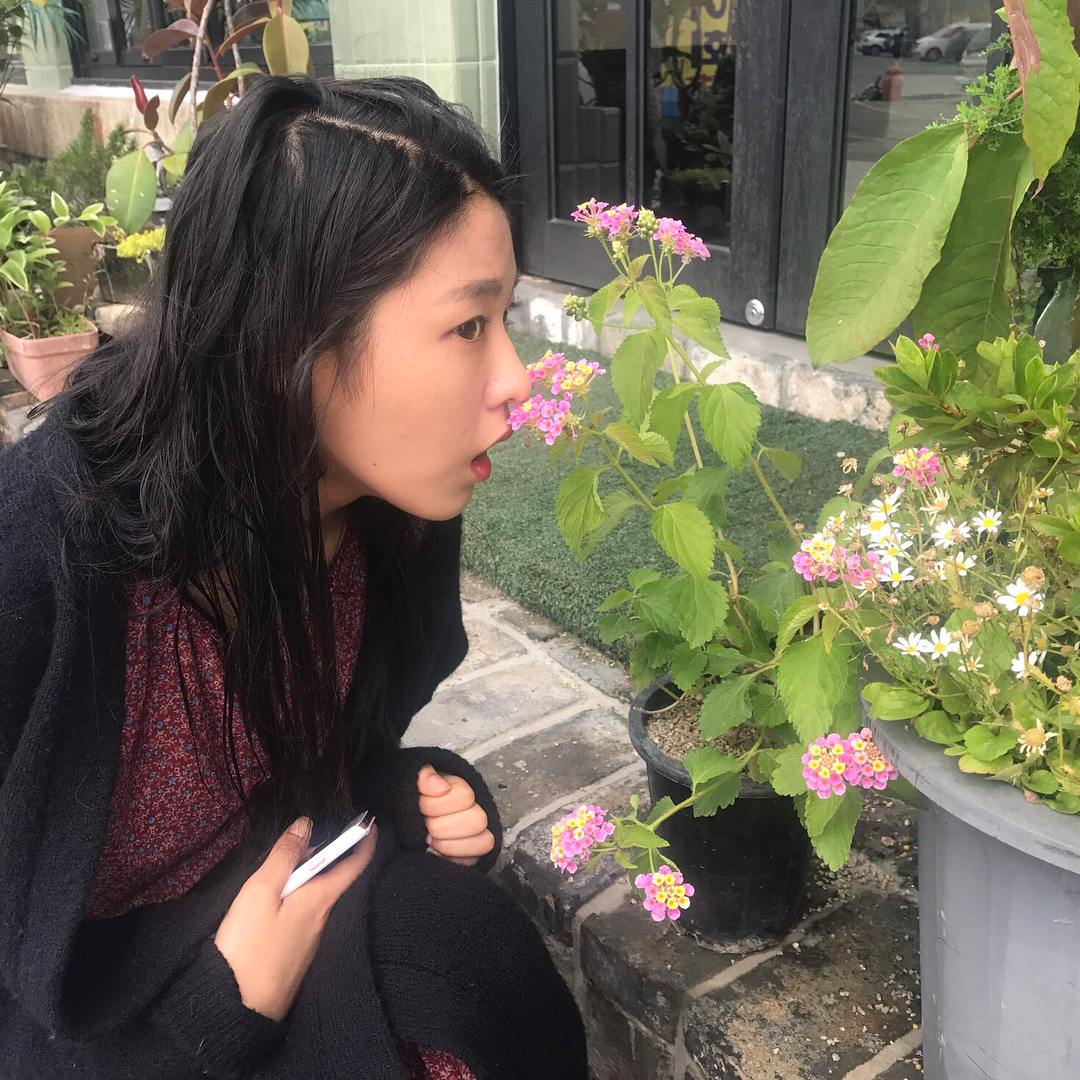 不過最近似乎正在渡假中的雪炫,就因為私下的生活照「太隨性」,而在網路上掀起討論。昨天雪炫分享自己日常生活的照片,雖然淡妝但依舊側臉無適,不過網友討論的重點似乎不是雪炫可愛的日生樣貌