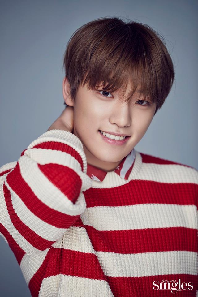 SEVENTEEN DINO
DINO也是在節目中說過,自己跟HOSHI在紐約的飯店共用一間房,那時DINO正在睡覺並以為HOSHI在房內用電腦,突然他感覺到有人進了房間並抓住了他的腳,當時他以為是客房服務是有人要來幫他們按摩,所以DINO因為要睡覺所以說了:「NO,THANKS」(不用了!謝謝!)