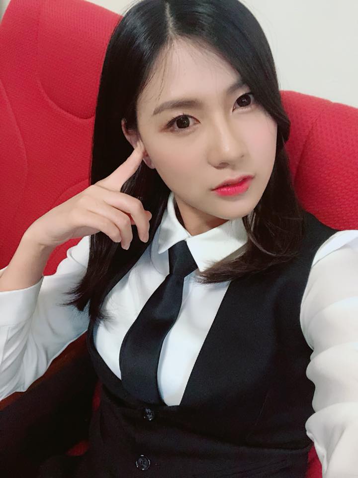 APINK 夏榮
粉絲們應該都知道夏榮其實非常常撞鬼...不僅常看到也能聽到...
夏榮從小就很常被鬼壓床,而她的家人為了能夠讓他睡得安穩,便幫夏榮求了一個類似符咒般的東西放在枕頭底下,不過在放著符咒睡的那一天晚上,夏榮在睡夢中突然聽到有人在他耳邊大喊:「你為什麼要放這個!!!!」
被嚇醒的夏榮卻也是再也睡不著了...