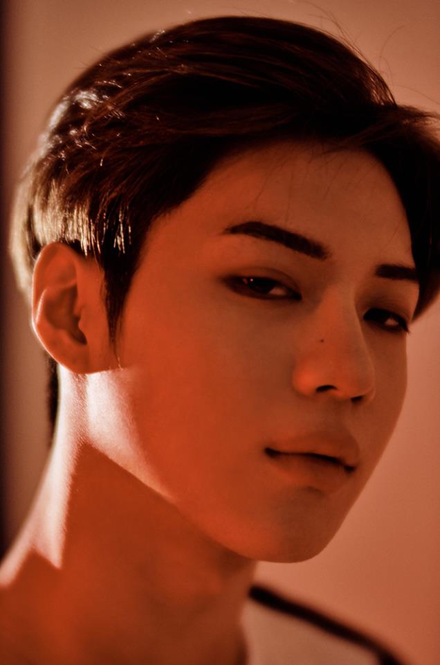 SHINee 泰民
泰民的鬼故事則是有些年代久遠XD
泰民曾經說自己某個夜晚一個人想要去練習室練習,結果在經過其中一間練習室的時候卻聽見了鋼琴聲,他以為有人在裡面所以打開了門,結果練習室內空無一人,被嚇到的泰民趕緊往回跑,但在逃跑的過程中,他聽見鋼琴鍵被狠狠敲擊的巨大聲響,明明一個人都沒有...