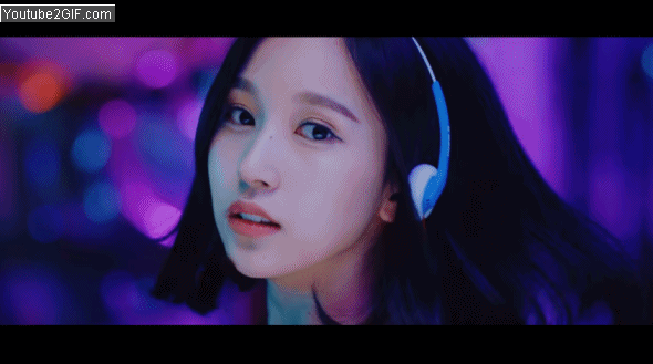不僅影片有話題性,這回發片Mina 化身電影《Laboum》女主角,回眸一笑的鏡頭據說更是引起在場的工作人員驚呼,真的是「臉蛋天才」(指顏值超高)