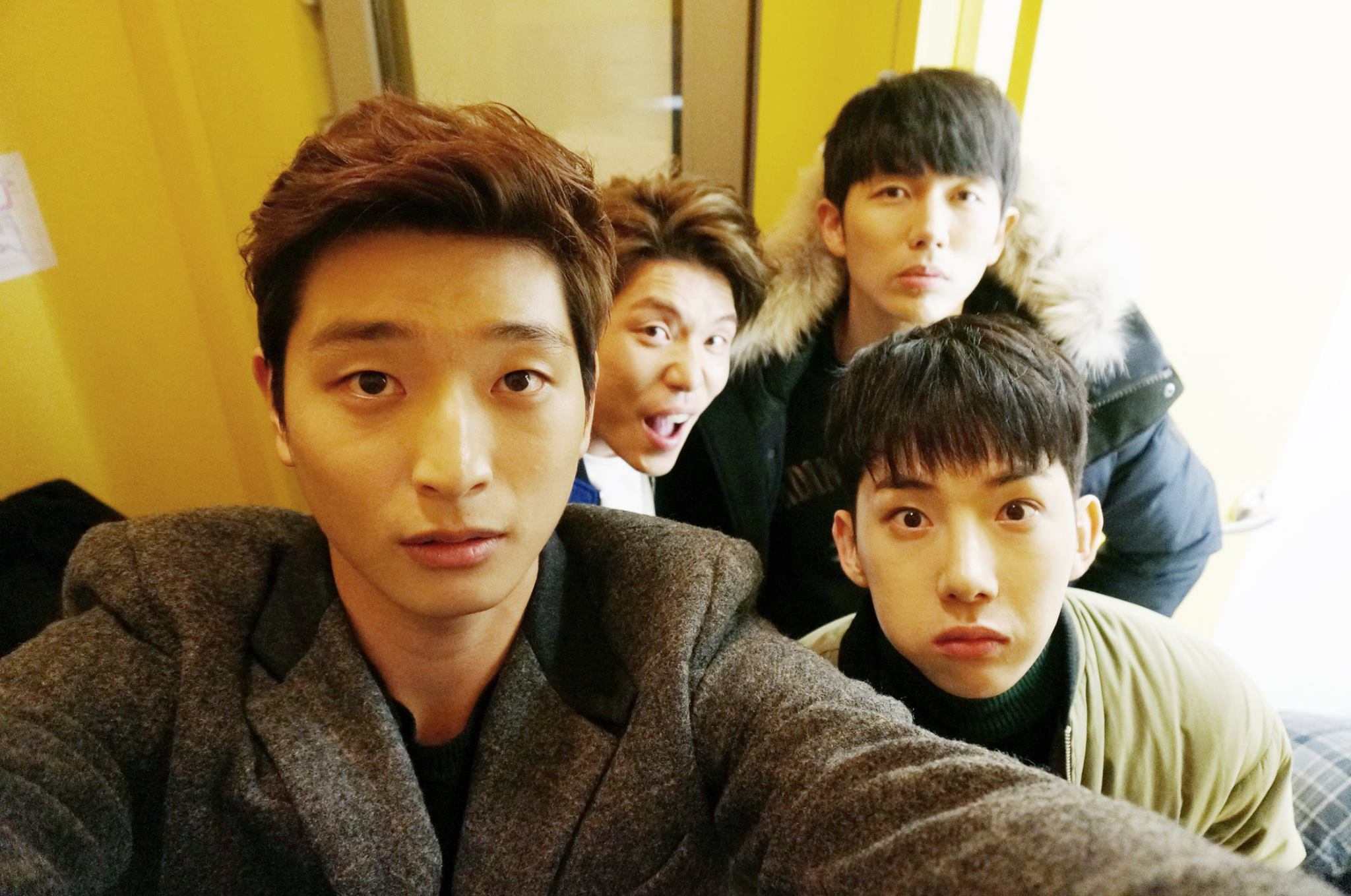 2AM
2AM珍雲則是說過「JYP本部其實有許多鬼。」並分享了他的經歷...
他提到剛出道的時候,因為繁忙的活動一天可能睡不到2-3個小時,而太疲倦的他就和成員瑟雍一起在練習室裡睡著了。