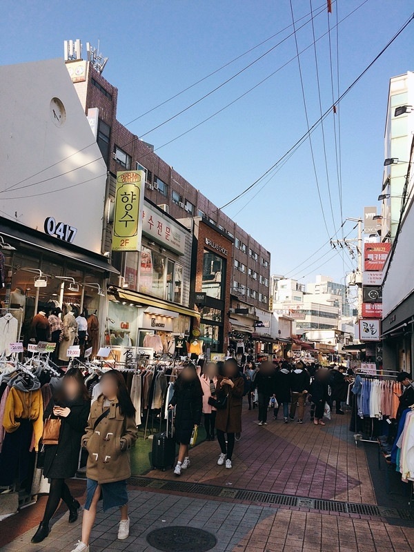 9. 弘大 34.8%
20代年輕人到首爾一定會去的熱門景點,逛街跟甜點店密集分佈的區域!路邊的街頭表演,各種週末市集,可以充分感受到韓國最新的文化氣息