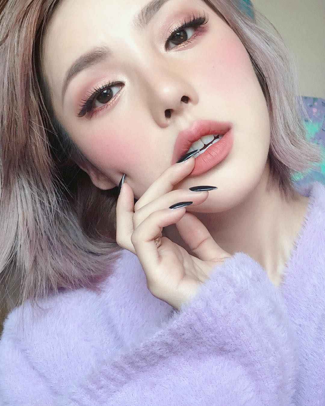 每每只要被他使用過的彩妝絕對會造成「完售」的慘狀XDD最近為少女發現他的影片有幾個很常見的商品,看來一定是超好用才會常常出現啊~女孩們可得趕快加緊腳步,想買的要趕快下手,畢竟被大神用過,想要不缺貨真的很難啊XD