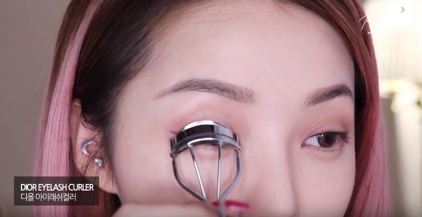 #DIOR EYELASH CURLER:
DIOR的睫毛夾雖然感覺貴了一些,但是夾起來的效果不錯,而且貼合眼型。但偽少女個人覺得平價睫毛夾效果其實就很不錯,也是不用花這麼貴的價格買啦XDD