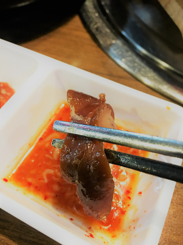 豬皮是豬蹄最精華的部分。一小塊蘸上醬料,軟爛又彈牙,實在是絕妙的口感。打卡成功的SHINee粉絲小編本人覺得很滿足,這家店的味道很出色!即使不是粉絲,大家也不妨來嘗一嘗哦~