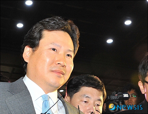 2) M&M 崔哲源 - 棒球棒
崔哲源是M&M的常務,他把在SK總公司前進行一人示威的劉某叫到辦公室,用棒球棒和拳頭惡打劉某後,再給他2千萬韓元的「被打費」(맷값)