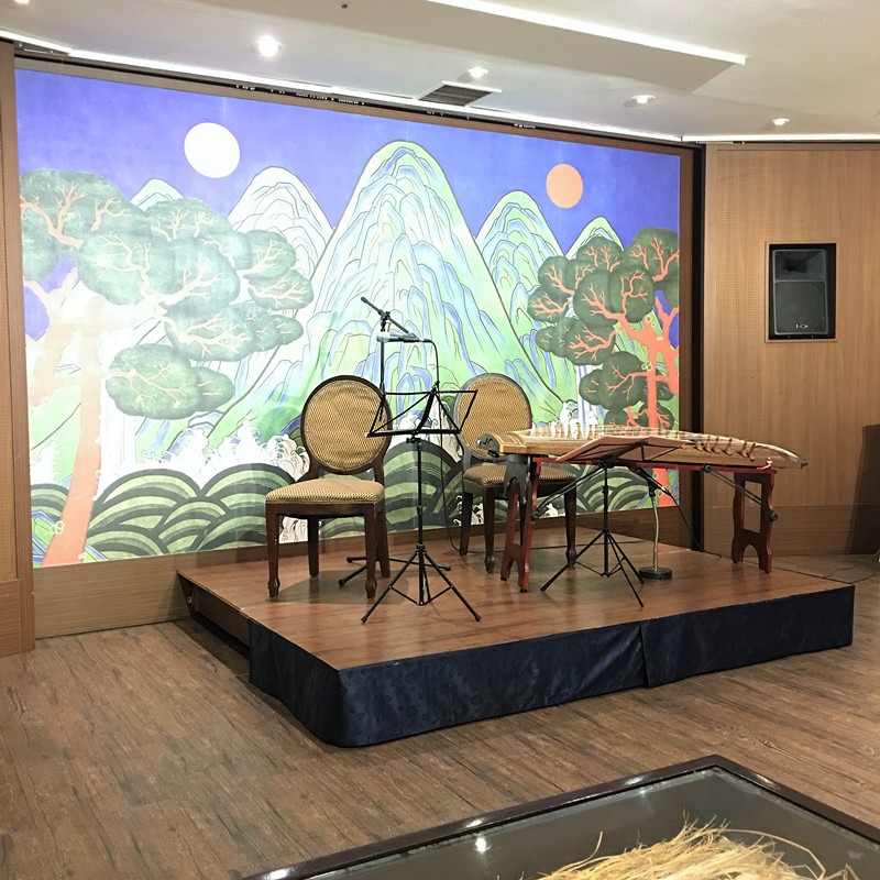 在特定的時間店裡面會有傳統音樂演奏,在舒緩的音樂里享受美食豈不是更有情調?這家店名叫七良,即是套餐從三良到七良幾種,數字增多品種也會增加。小編選擇的五良是77000韓元一位。