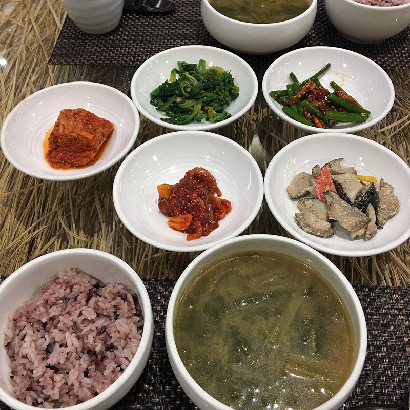 主菜吃完後,店員會撤掉所有的碗盤,為每個人上一份菜湯,一份雜米飯和小菜幾盤。和之前主菜的豐盛比起來,顯得樸實無華。但是暖暖的菜湯配上鹹淡剛好的小菜,有一種洗盡鉛華之感,吃起來胃暖暖的。