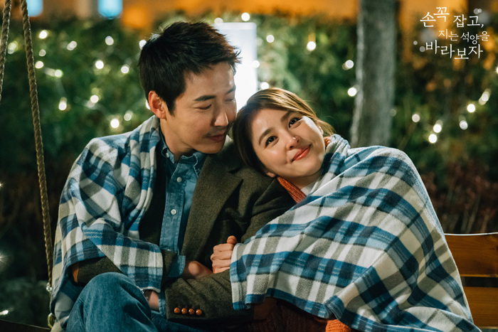 ✿TOP4 MBC 《牽著手,看夕陽西下》3.2%, 3.6%
此劇講述一對夫妻在面臨死亡危機時,回顧過往的時光領悟對彼此的愛和家人珍貴的故事。