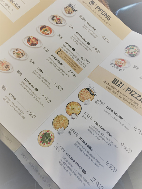 海鮮面是韓國常見的「中餐」,其實海鮮面本身味道很平常,但這家店採用海鮮面的面質做出十幾種不同味道的海鮮面,而且每一種都很好吃!菜單中就可以看到各式各樣的海鮮面,還有特色薄餅披薩。