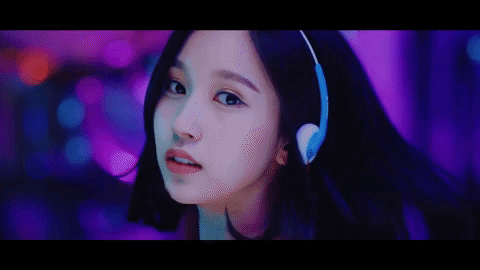 在最新歌曲《What is Love?》中,MINA的回眸讓在場所有工作人員都覺得心動,並且不自覺的發出驚嘆聲啊!這個片段絕對是要永久保存的!