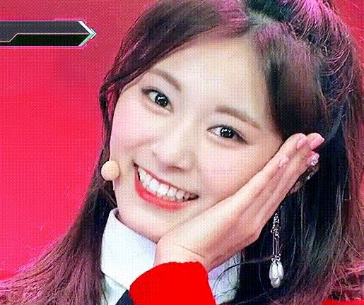 TWICE最新引起熱烈討論的動圖,是子瑜在26日的《M COUNTDOWN》中的舞台表演,子瑜在最後結尾時突然像鏡頭眨眼,然而這一幕讓電視機前的觀眾都為之瘋狂啊!