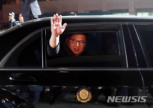 根據朝鮮中央通訊社的報道,上星期南北韓高層會議中由金正恩提出重新調整時間的提議。原因是金正恩在會議中看見南韓和北韓分開兩個時鐘,有兩個時間感到痛心。他認為把南北變成一體並不抽象,是在過程中慢慢把不同的事情調整為一樣,而南北韓統一的第一步就是先把時間統一。