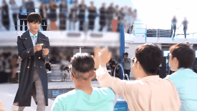 後來不只是鎰勳,其他成員也站起身為星材應援,原本正經八百的走秀,也變得活潑有趣多了~
