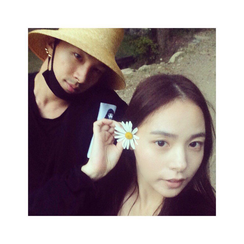 不過其實不僅寶劍被說信的是韓版「seafood」,BIGBANG成員太陽日前結婚選擇的教會,也被說是為自己的宗教宣傳,而太陽信仰的宗教在韓國也因有諸多傳聞,而讓蒙上一層神秘面紗