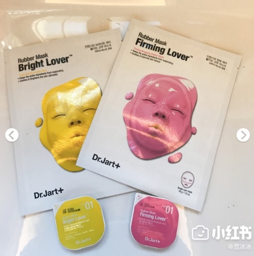 「Dr.Jart+ 如膠似漆強效面膜」:
首先第一個產品就是在韓國有著超強口碑的Dr.Jart+ 啦!當初范冰冰買下去的時候被特殊的包裝給吸引,雖然價格不算便宜,但是想到買完之後可以有著嬰兒嫩肌,還是硬著頭皮買下去。沒想到這款面膜精華過少,敷下來沒有任何保濕感,整體效果超雞肋XDD