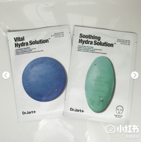 「Dr.Jart+藥丸面膜」:
沒想到它們家的另一款明星產品也上榜啊!范冰冰認為這款面膜材質過厚,且精華液無法被吃進皮膚裡,保濕感不強。綠色款甚至敷完有點紅紅的,可能有些敏感。但偽少女要為它們平反啊!因為偽少女平常固定使用的面膜不多,藍色款藥丸就屬於其中之一,敷完之後保濕效果很好,也沒有過敏的情形,可能要看每個人的肌膚狀況。