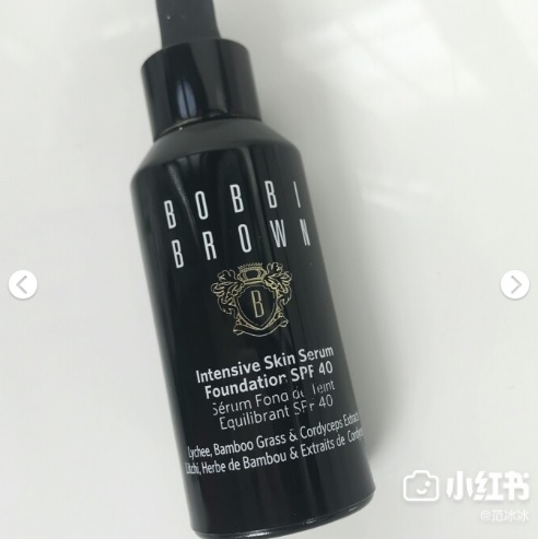 「Bobbi Brown蟲草修護精華粉底液」:
這款超知名的專櫃粉底液,沒想到也成為范冰冰的雷物啊!這款質地較厚,所以比較難推勻,並且顏色上有點死白,選擇白皙色號容易讓臉看起來妝感加重。另外添加的精油成分容易造成暗沉的問題。但偽少女覺得這款的保濕度一定要給他很多顆星,的確是款可以在冬天好好愛用的產品啊~
