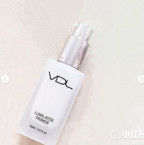 「VDL貝殼提亮妝前乳」:
VDL家的明星產品,在網路上好評不少,但范爺用起來則是覺得裡面的亮粉太粗,上在臉上會有種廉價感,甚至是偏藍的亮粉,不太適合亞洲人的肌膚,全臉上上去會顯得臉大。但偽少女覺得對於白皙女孩來說,這款加入粉底裡一起用效果真的沒有那麼不好啊XDDD