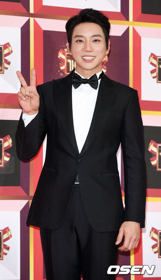 而實力派歌手黃致列出道9年多,在南韓演藝圈卻一直默默無名,直到2016年參加中國歌唱節目《我是歌手4》才被看見,憑著扎實唱功和舞台表演一夕爆紅,曾經還窮到身上只剩下台幣800元阿ㅠㅠ只能說黃致列真的是咬著牙才撐過來的阿!