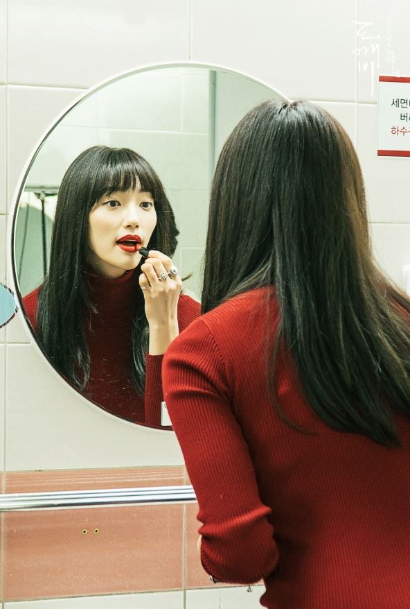 李伊在《鬼怪》中飾演三神奶奶,在劇中不管是飾演老奶奶,還是變成年輕女子的樣貌都把角色掌握的很好,讓鬼怪的觀眾對這一號人物留下深刻的印象,也成功讓大家看到自己的演技實力!
