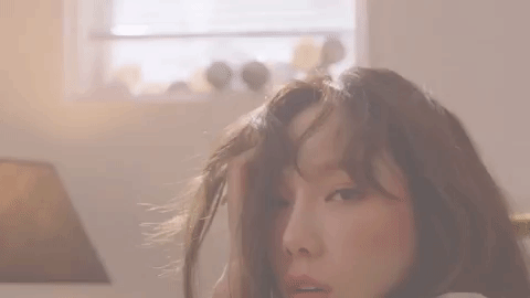 近些年比起推出SOLO歌手,韓國大型的經紀公司更偏向打造大型男女團,原因不外乎就是增加旗下藝人的成功機會,大家想想如果推出4-5個人的團體,只要一個人成功就能帶動團體的知名度,再加上成員們間的差異性,也可以圈到各式各樣的粉絲~
但是推出SOLO歌手,一旦無法成功就很難翻身了啊...所以團體的成功機率真的高出許多呢!