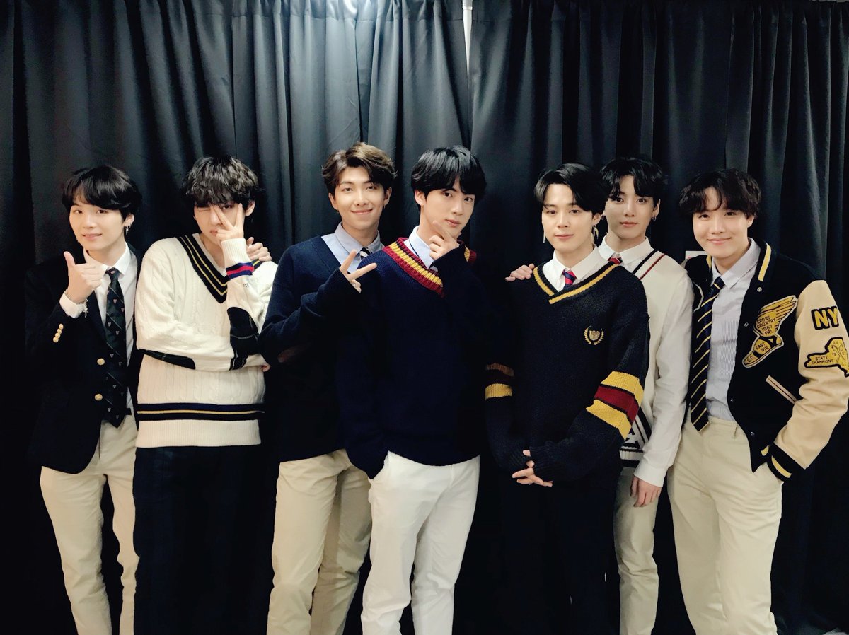 # 防彈少年團 - 5月18日
粉絲期待已久的防彈少年團終於要回歸啦,成員們確定將於5月18日發表正規三輯《LOVE YOURSELF 轉 ‘Tear’》,粉絲們都準備好了嗎(尖叫XD)