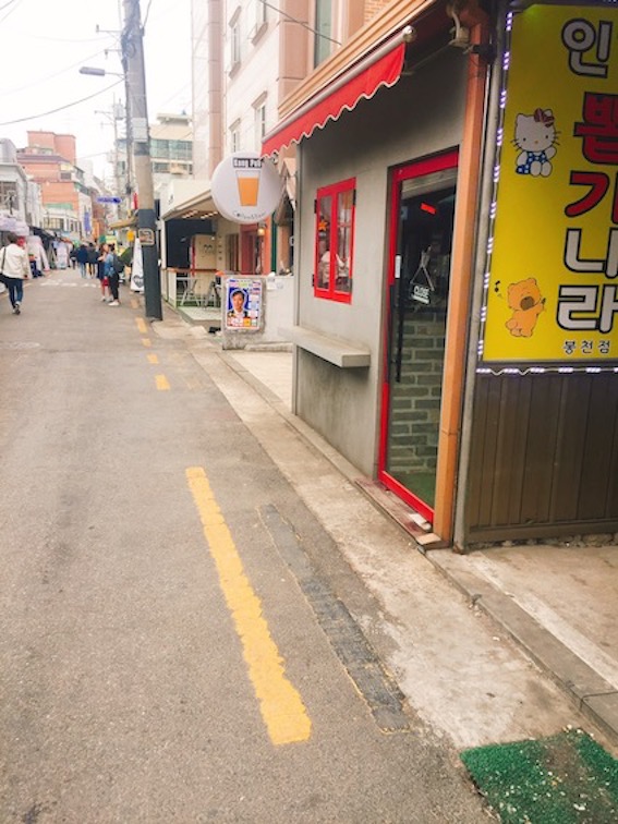 通常每所大學的附近都會聚集很多店家、餐廳而形成那裡獨有特色的商圈。今天想介紹位於地鐵2號線首爾大入口站附近,媲美江南新沙洞林蔭道,但卻更顯大學生活力的샤로수길(sha-ro-su-gil)!