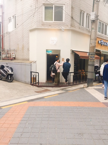 也因為是位於大學附近的區域,所以價格完全不貴~花比平常一半的價格就可以在有氣氛的餐廳裡吃到美食,CP值超級高!而且很多餐廳因為太有人氣在假日的時候都需要排隊一個小時才吃得到呢~