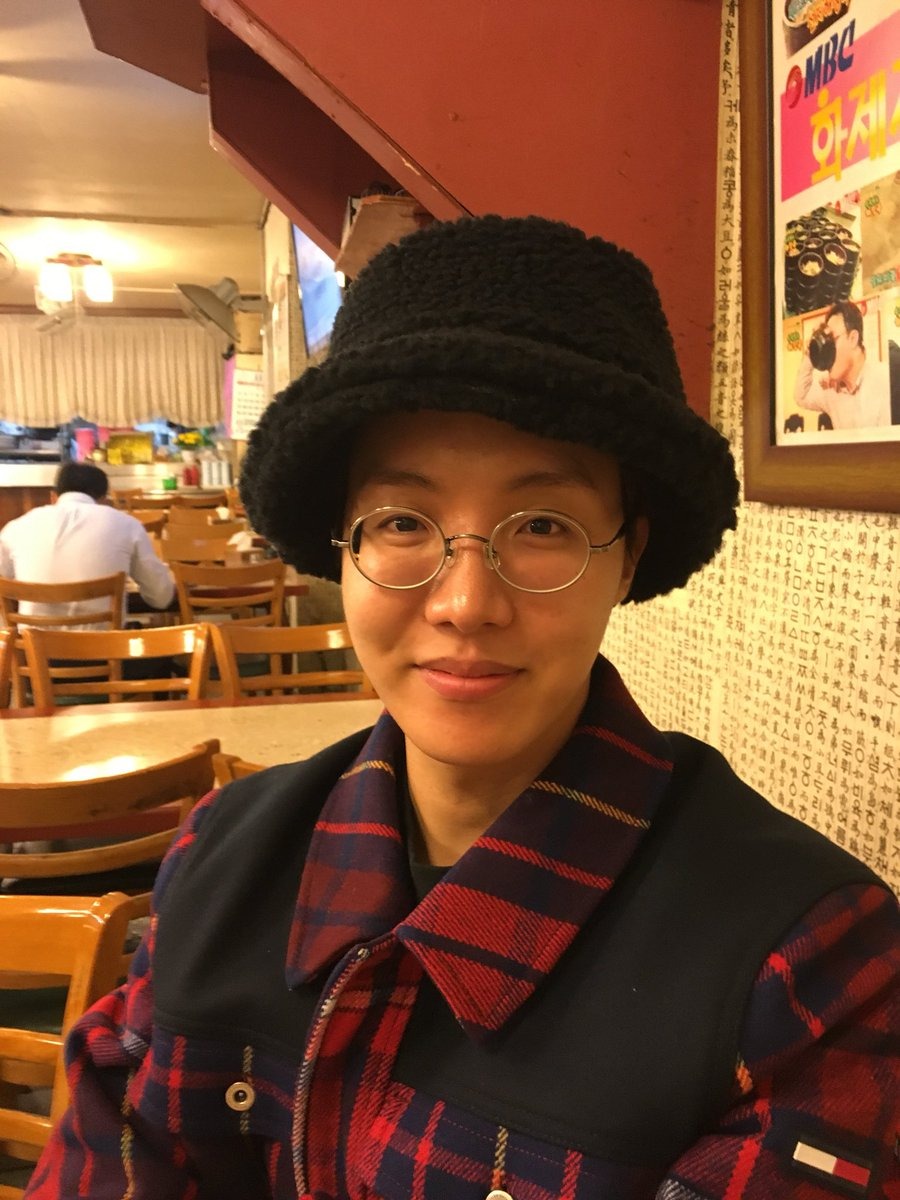 BTS在表演時享受舞台的樣子深受粉絲喜愛,私底下不計形象的模樣也是他們成功的原因之一,防彈少年團除了自黑還不夠之外還要陷害其他的成員(笑XDDD)
