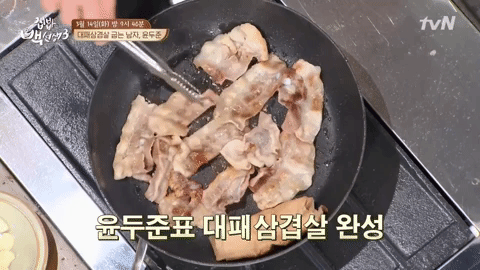 1) 刨花五花肉
白種元在2013年SBS綜藝節目《Healing Camp》表示由他發明了刨花五花肉!! 他因為想自己切肉而買了一台機器,卻不小心買了切火腿的機器XDD 當其他人見到超薄的五花肉,說