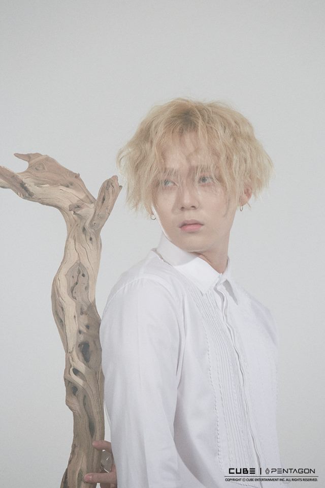 只是隨著Pentagon的知名度漸漸變高,E'Dawn過去的模樣也引起了不少關注,只是看到他剛出道的照片真的很難想像兩個人是同一個人啊!