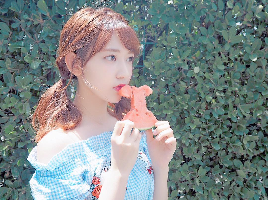 宮脇咲良1998年生,出演過不少知名日劇,在2017年「AKB48第49張單曲選拔總選舉」中以82,803高票獲得第四名!
可見她在日本的人氣有多高啊~