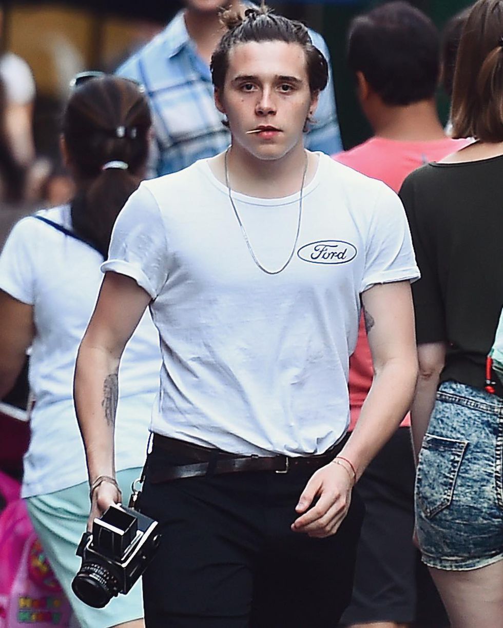就連最近感情撲朔迷離的Brooklyn Beckham,也很愛Frame的經典白T,除了質料好之外,還讓他展現身體曲線,他的胸肌都快撐破衣服了!